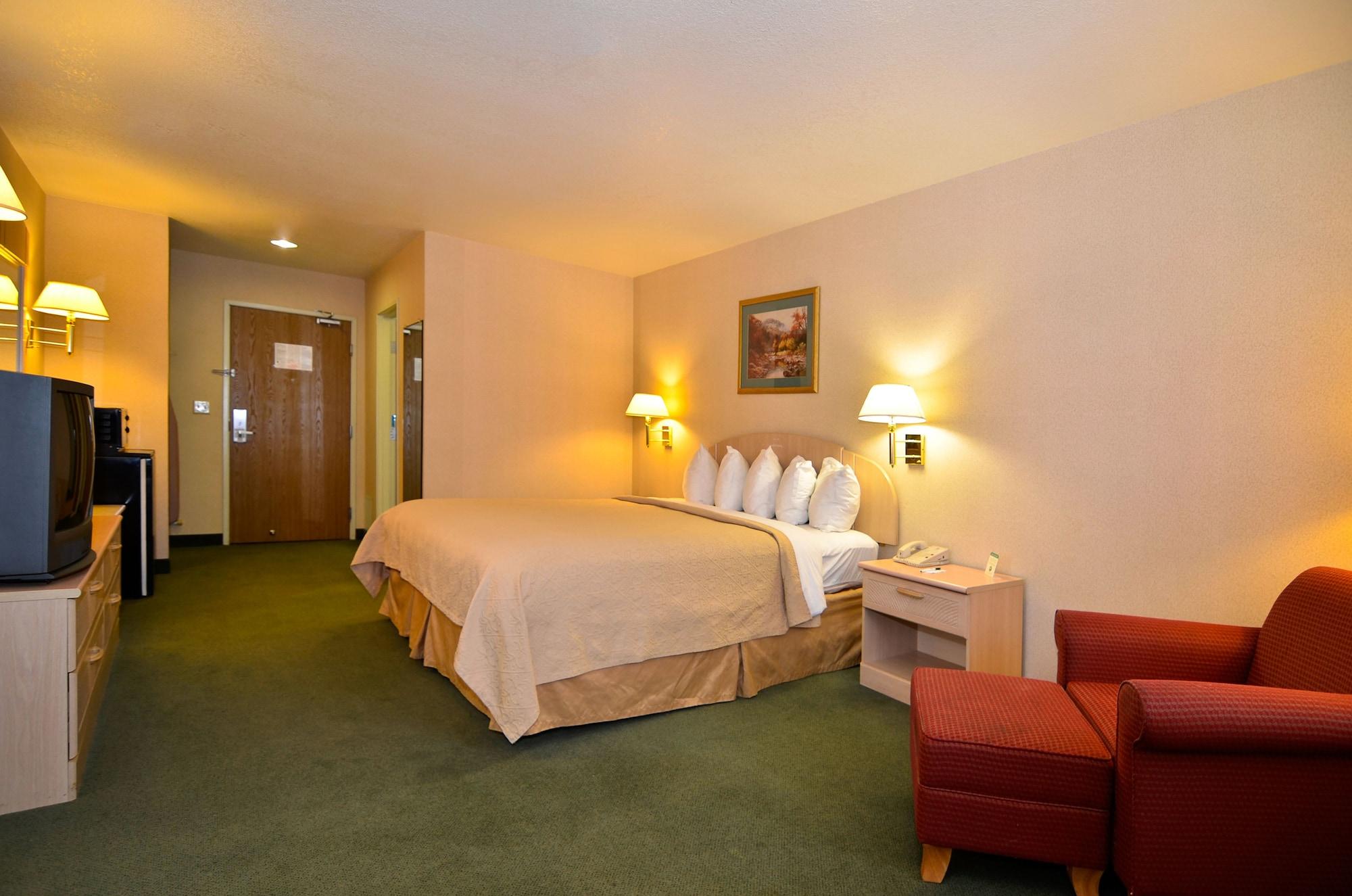 Quality Inn & Suites Weed Quarto foto